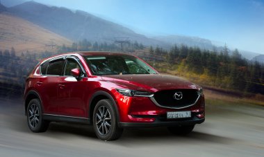 Hareket halindeki yolcu vagonu bulanık arkaplan.