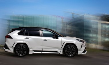 Hareket halindeki araba arka planda bulanık.