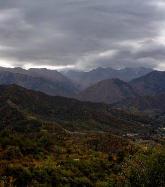 Sonbahar sabahı Almaty dağlarında manzara.
