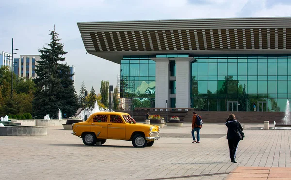 Πλατεία Του Παλατιού Της Δημοκρατίας Στην Πόλη Almaty Δημοκρατία Του — Φωτογραφία Αρχείου