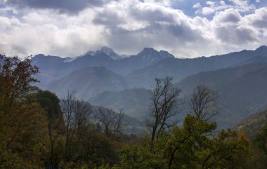 Sonbahar sabahı Almaty dağlarında manzara.