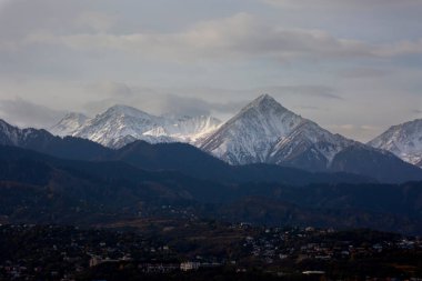 Sonbahar sabahı Almaty dağlarında manzara.