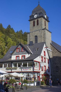 Monschau, Almanya - 22 Eylül 2020: Monschau, kimliği belirsiz insanlarla dolu küçük bir kasaba. Tarihi şehir merkezinde birçok yarı keresteli ev ve dar sokaklar 300 yıl boyunca neredeyse değişmeden kaldı.