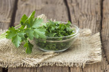 Tahta arka planda taze maydanoz