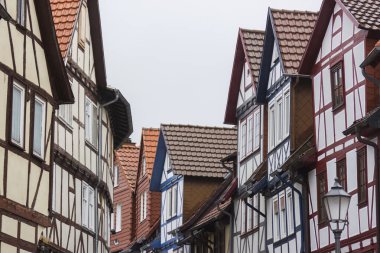 Almanya 'nın Werra Vadisi' ndeki Bad Sooden-Allendorf 'taki resimli evler, Hessen