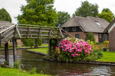 GIETHOORN, NETHERLANDS - evlerin ve bahçelerin tipik Hollanda bölgesi