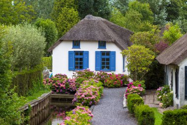 GIETHOORN, NETHERLANDS - evlerin ve bahçelerin tipik Hollanda bölgesi