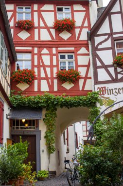 BEILSTEIN, GERMANY - Ekim 03 2019: Moselle nehri kıyısında tarihi bir köy. Eski ahşap evler ve tepelerin tepesinde Metternich Kalesi kalıntıları var.