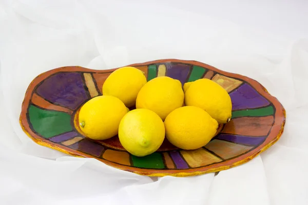 Limões Frescos Uma Chapa Barro Cerâmica Feita Mão — Fotografia de Stock