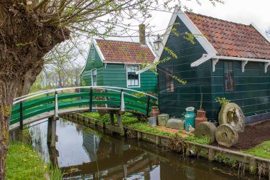 Hollanda 'nın Zaan Nehri üzerindeki Zaanse Schans Tarihi Köyündeki Geleneksel Ev