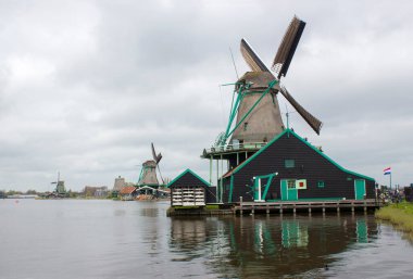 Hollanda 'nın ünlü turizm sahası Zaanse Schans' ta yel değirmenleriyle kırsal alan