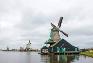 Hollanda 'nın ünlü turizm sahası Zaanse Schans' ta yel değirmenleriyle kırsal alan