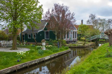 Hollanda 'nın Zaan Nehri üzerindeki Zaanse Schans Tarihi Köyündeki Geleneksel Ev