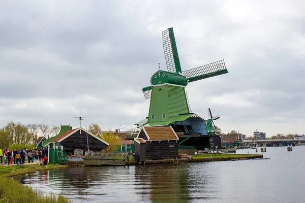 Hollanda 'nın ünlü turizm sahası Zaanse Schans' ta yel değirmenleriyle kırsal alan