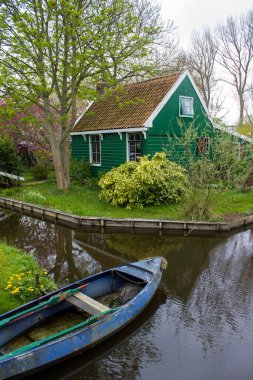 Hollanda 'nın Zaan Nehri üzerindeki Zaanse Schans Tarihi Köyündeki Geleneksel Ev