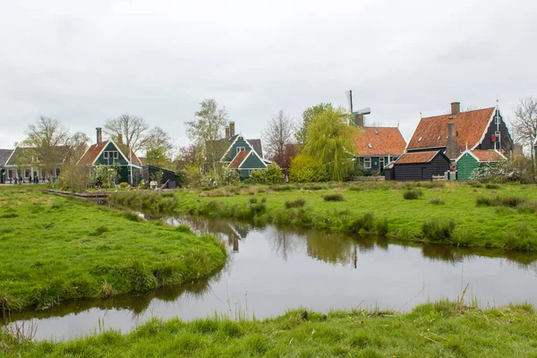 Tradycyjne Domy Zabytkowej Miejscowości Zaanse Schans Nad Rzeką Zaan Holandii — Zdjęcie stockowe