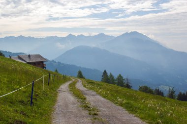 Avusturya 'daki Lienz Dolomitlerinin manzarası. Büyük Alp dağlarının yol ve manzarası. Doğu Tyrol