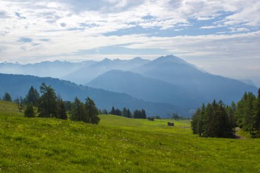 Avusturya 'daki Lienz Dolomitlerinin manzarası. Büyük Alp dağlarının yol ve manzarası. Doğu Tyrol