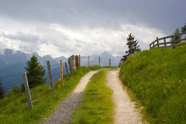 Avusturya 'daki Lienz Dolomitlerinin manzarası. Büyük Alp dağlarının yol ve manzarası. Doğu Tyrol