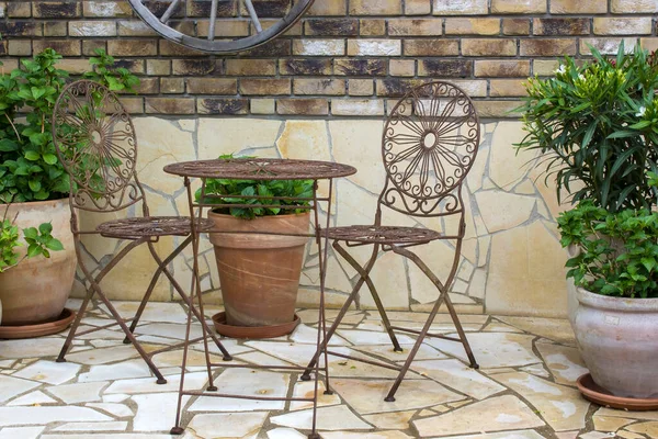 Bel Endroit Dans Jardin Dans Style Méditerranéen Table Chaises Pots — Photo