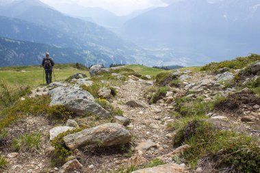 Avusturya 'daki Lienz Dolomitlerinin manzarası. Büyük Alp dağlarının yol ve manzarası. Doğu Tyrol