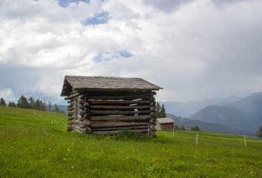 Yeşil bir tarla ile çevrili, yaz aylarında dağlık arazi manzarası. Lienzer Dolomiten, Doğu Tyrol, Avusturya