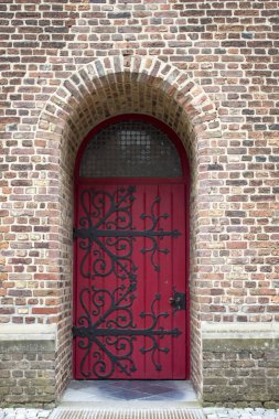 Almanya 'nın Kuzey Ren Vestfalyası' nda Issum kasabasında eski ahşap bir ev kapısı.