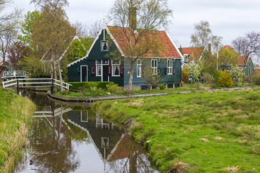 Hollanda 'nın Zaan Nehri üzerindeki Zaanse Schans Tarihi Köyü' ndeki Kanal 'a yansıyan geleneksel Evler
