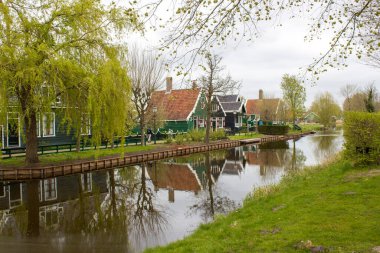 Hollanda 'nın Zaan Nehri üzerindeki Zaanse Schans Tarihi Köyü' ndeki Kanal 'a yansıyan geleneksel Evler