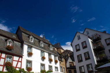 Beilstein - Moselle nehri kıyısındaki tarihi köy. Eski ahşap evler ve Almanya 'nın tepelerinde Metternich Kalesi kalıntıları var.