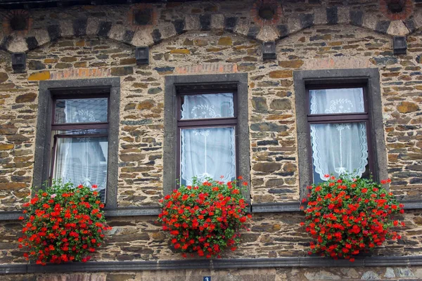 Stary Budynek Treis Karden Okna Kwiatami Nadrenia Palatynat Niemcy — Zdjęcie stockowe