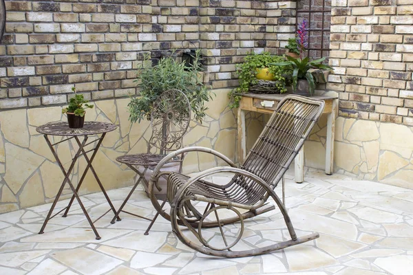 地中海スタイルの庭の美しい場所 植物とポット 椅子付きのテーブル — ストック写真