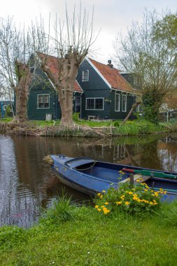 Geleneksel evler içinde tarihi köy, Zaanse Schans'a Hollanda Zaan Nehri üzerinde