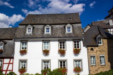 Beilstein - Moselle nehri kıyısındaki tarihi köy. Eski ahşap evler ve Almanya 'nın tepelerinde Metternich Kalesi kalıntıları var.
