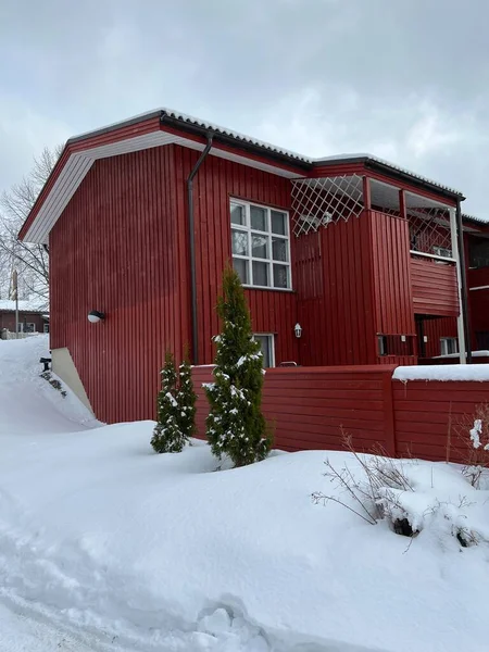Kışın kırmızı ev