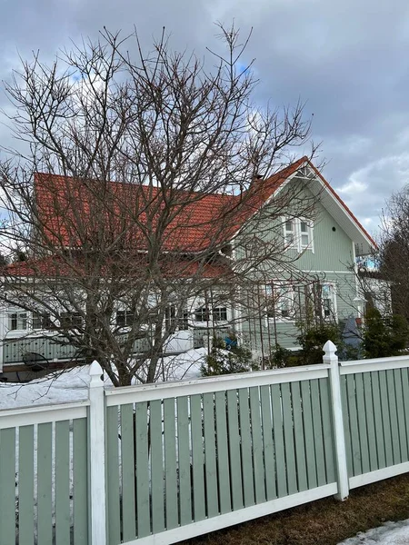 Yolun kenarındaki ev.