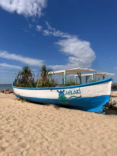Sahilde terk edilmiş bir tekne.