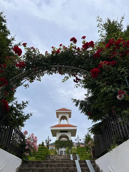 Girişteki gül kemeri.