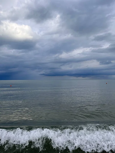 Dalga Karadeniz üzerinde