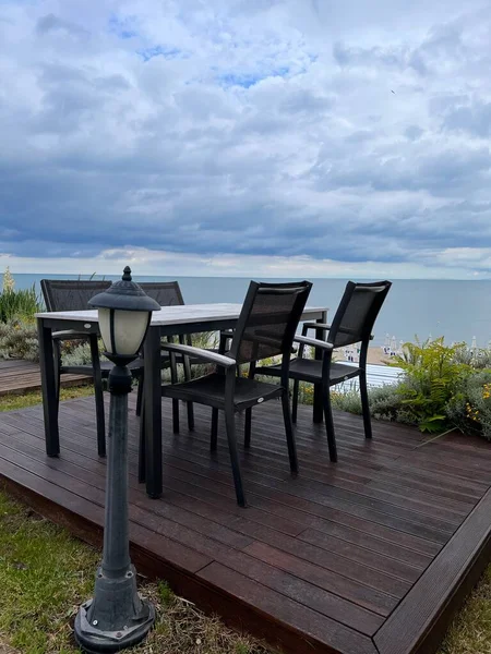 Gökyüzü ve denizin arka planında bir masa