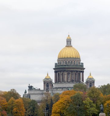 Sonbaharda St. Isaac Katedrali, Saint Petersburg, Rusya. Aziz Isaac Katedrali ağaçlarla çevrili..