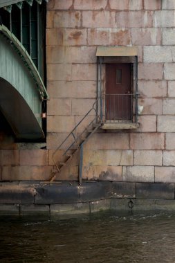 St. Petersburg 'daki Exchange Köprüsü' nün bir parçası. Kapı duvarda..