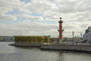 Vasilievsky Adası 'ndaki Rostral Sütun. Saint Petersburg, Rusya.