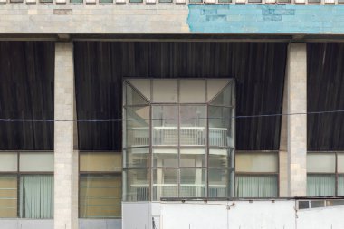 Binanın bir kısmı Sovyet yapıcılığıyla yapılır. Sovyetler Birliği mimarisi.