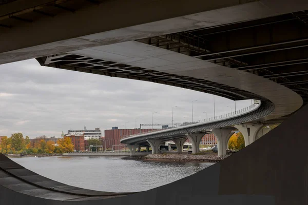 Részletesen Bemutatjuk Híd Modern Architektúráját Kilátás Hídra Alulról — Stock Fotó