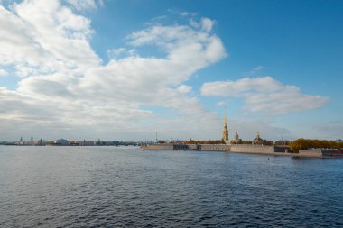 Peter ve Paul Kalesi ve Neva Nehri, Saint Petersburg, Rusya. Sonbahar güneşli bir gün.