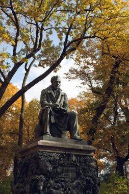 Rusya 'nın St. Petersburg şehrindeki Yaz Bahçesi' nde Ivan Krylov anıtı. 1855 'te inşa edilmiş.