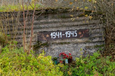 Bolshaya Kunest Köyü, Leningrad Oblastı. - Rusya. 16 Ekim 2021. Büyük Vatanseverlik Savaşı 'nın anısına. Alman atış noktası DU-41. Atış koordinatları - 59.30067, 31.45919