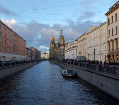 Saint-Petersburg 'da. - Rusya. 17 Ekim 2021. Birçok insan Griboyedov Kanalı boyunca yürür. 19. yüzyıl Kurtarıcısı Kilisesi Dökülen Kan Üzerine.