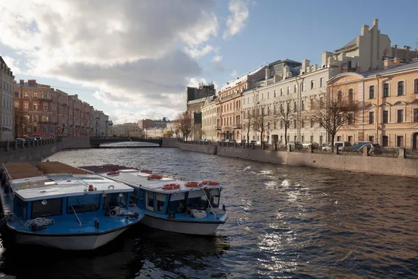 Aangemeerde Plezierboten Moika Rivier Historisch Centrum Van Sint Petersburg Rusland — Stockfoto